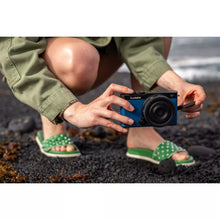 Cargar imagen en el visor de la galería, Panasonic Lumix DC-S9 (azul) Body